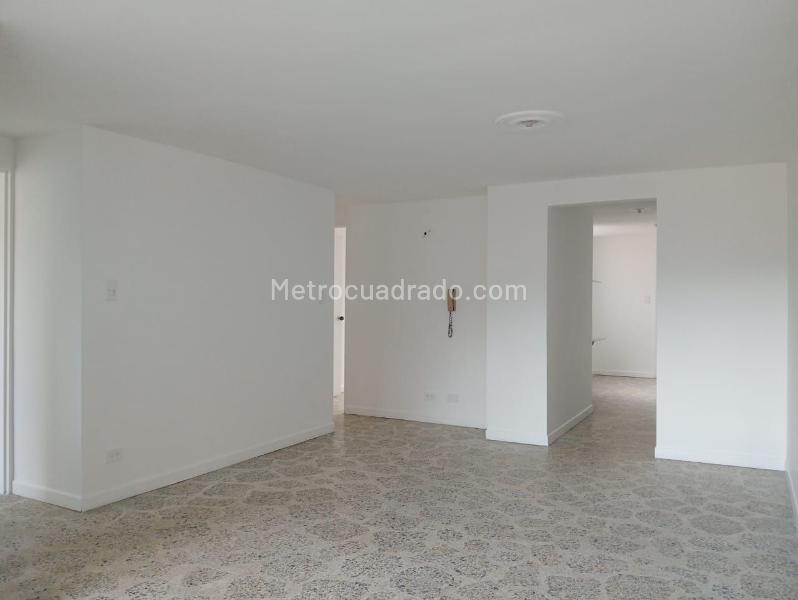 3BR Apartment with Marble Floors and Service Room in La Amúrica - 2