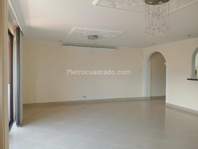 Apartamento Amplio de 3 Alcobas en Laureles - 2