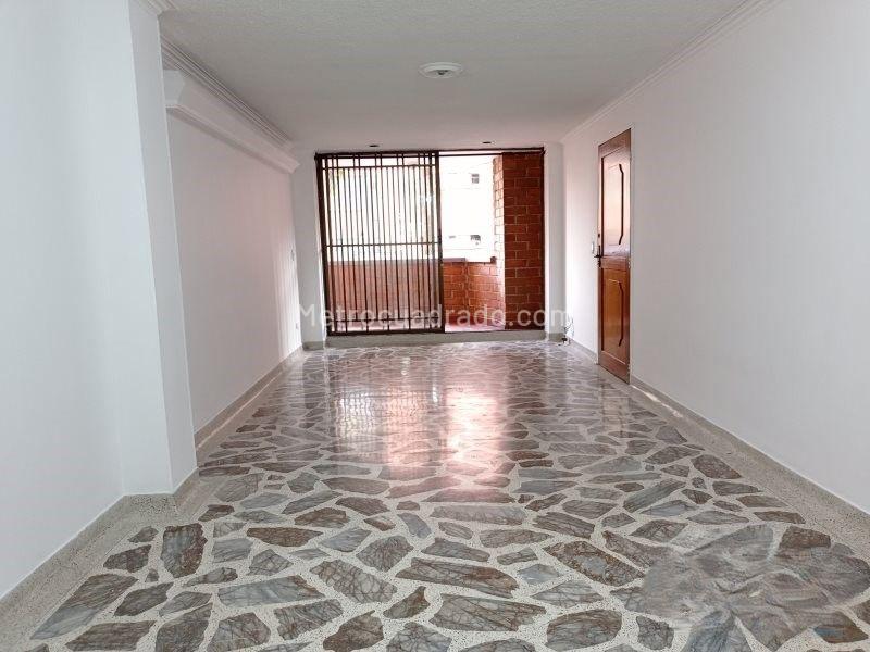 Apartamento Exterior de 3 Alcobas en Laureles con Balcón y Parqueadero Cubierto