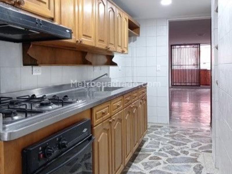 Apartamento Exterior de 3 Alcobas en Laureles con Balcón y Parqueadero Cubierto - 5