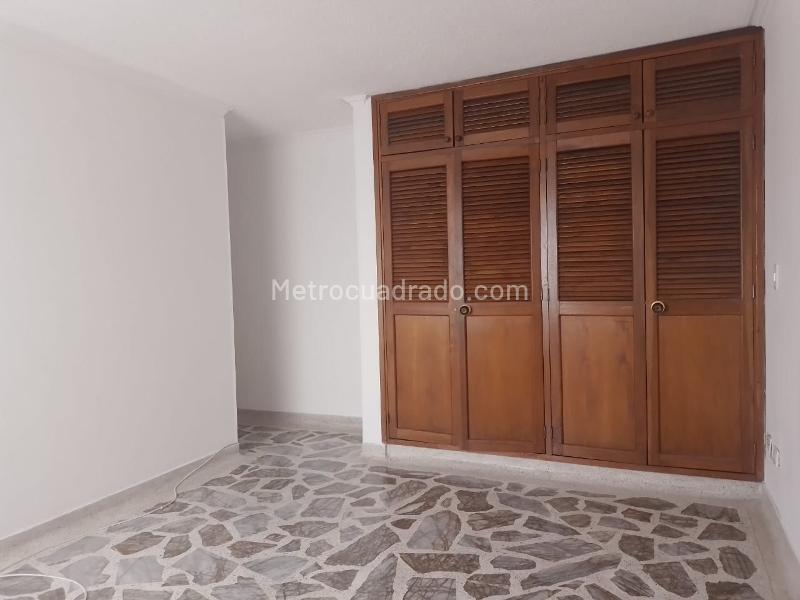 Apartamento Exterior de 3 Alcobas en Laureles con Balcón y Parqueadero Cubierto - 9