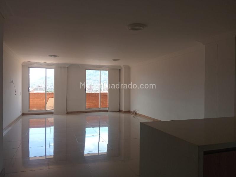 Spacious 3BR Apartment in Residential Laureles