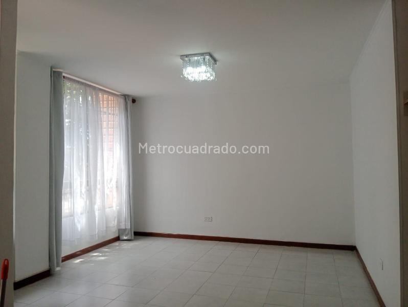 3BR Exterior Apartment with Balcony and Covered Parking in Laureles