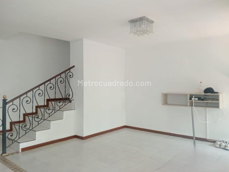 3BR Exterior Apartment with Balcony and Covered Parking in Laureles - 2