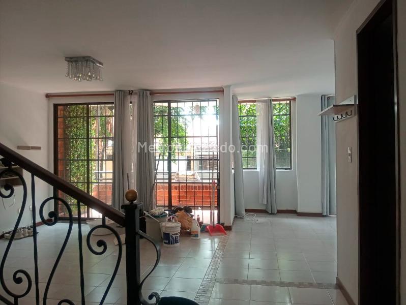 3BR Exterior Apartment with Balcony and Covered Parking in Laureles - 3