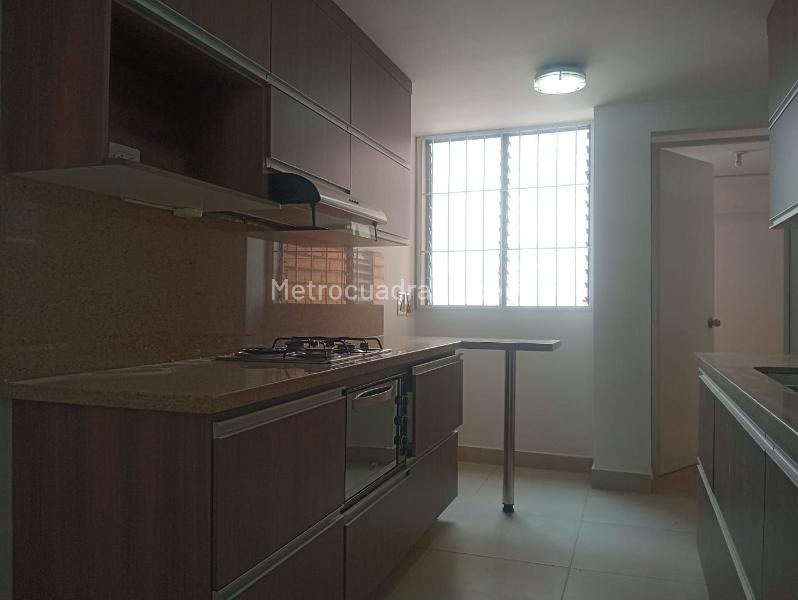 3BR Exterior Apartment with Balcony and Covered Parking in Laureles - 4