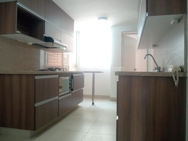 3BR Exterior Apartment with Balcony and Covered Parking in Laureles - 5