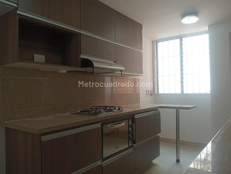 3BR Exterior Apartment with Balcony and Covered Parking in Laureles - 6