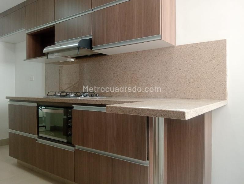3BR Exterior Apartment with Balcony and Covered Parking in Laureles - 7