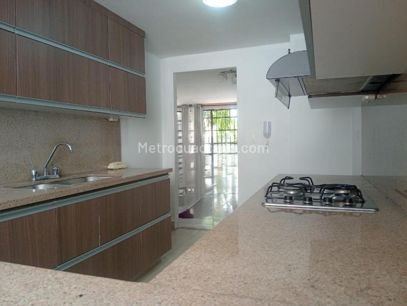 3BR Exterior Apartment with Balcony and Covered Parking in Laureles - 9
