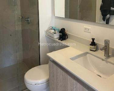 Apartamento de 2 alcobas en venta en Loma De Los Bernal, Medellín, 73 m² · foto 10 de 12