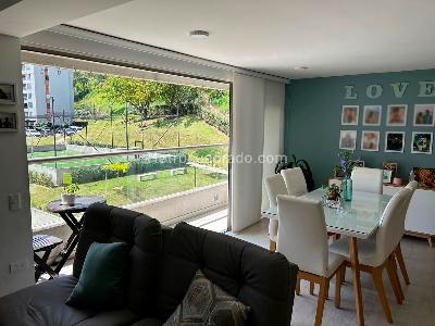 Apartamento de 2 alcobas en venta en Loma De Los Bernal, Medellín, 73 m² · foto 2 de 12