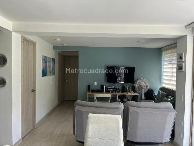 Apartamento de 2 alcobas en venta en Loma De Los Bernal, Medellín, 73 m² · foto 3 de 12