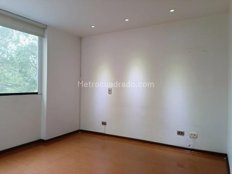2BR Apartment with Balcony and Covered Parking in Belún - 9