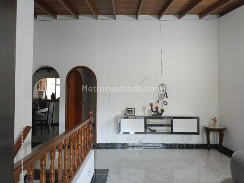Spacious 4BR House in Guayabal - 3