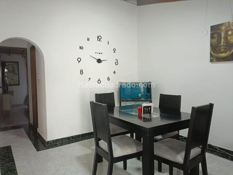 Spacious 4BR House in Guayabal - 4