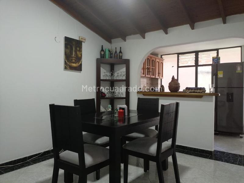 Spacious 4BR House in Guayabal - 5