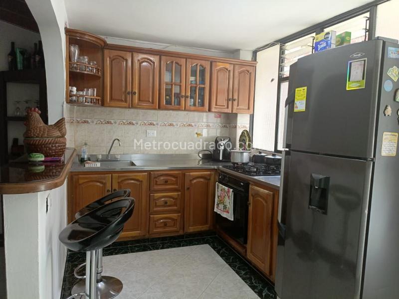 Spacious 4BR House in Guayabal - 7