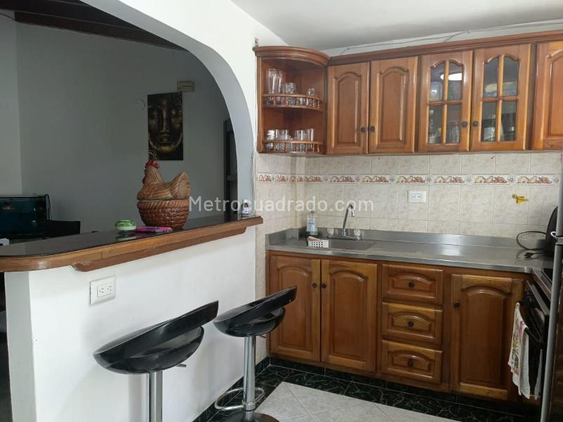 Spacious 4BR House in Guayabal - 8