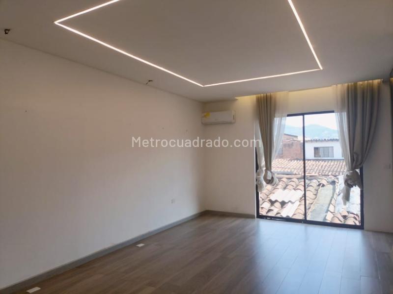 Spacious 4BR House in Guayabal - 9