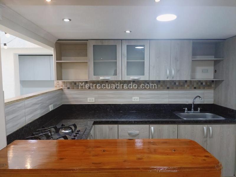 Spacious 4BR House with Garage in Belen - 5