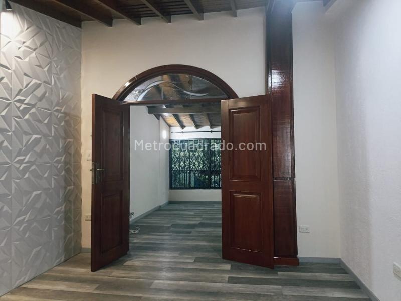 Spacious 4BR House with Garage in Belen - 8