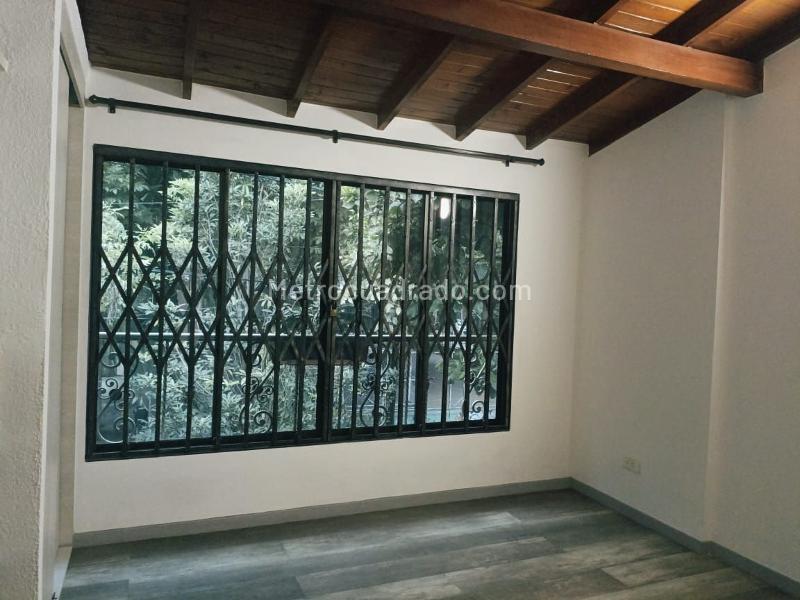 Spacious 4BR House with Garage in Belen - 9