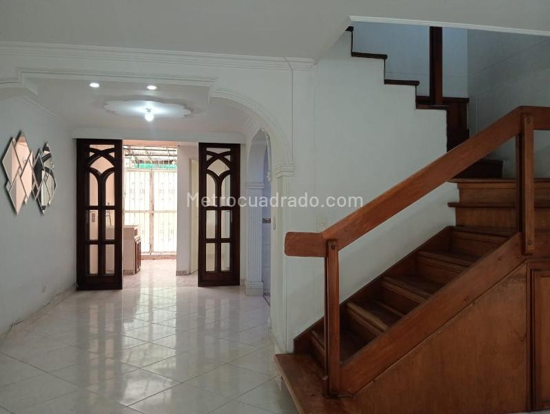 Casa de 3 Alcobas con Servicios Modernos en La América - 2