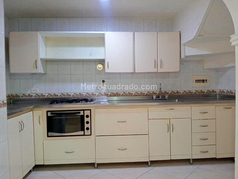 Casa de 3 Alcobas con Servicios Modernos en La América - 4