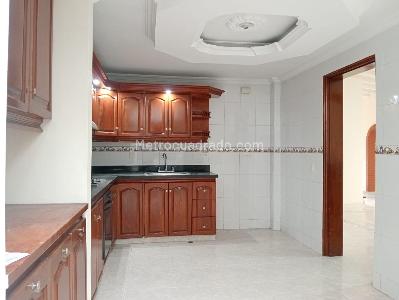 Casa de 5 alcobas en arriendo en Laureles, Medellín, 335 m² · foto 3 de 19