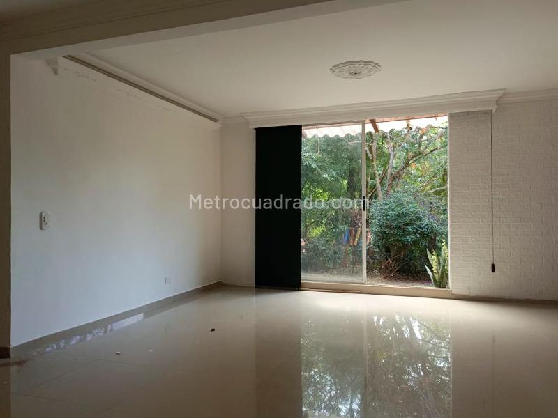 Spacious 3BR House with Pool in Belen - 3