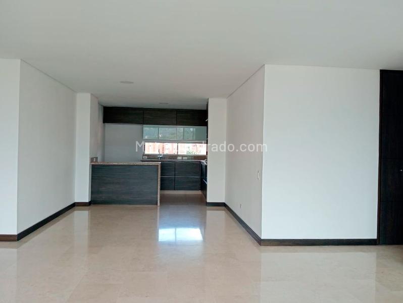 Spacious 3BR Apartment with Modern Amenities in Laureles - 2