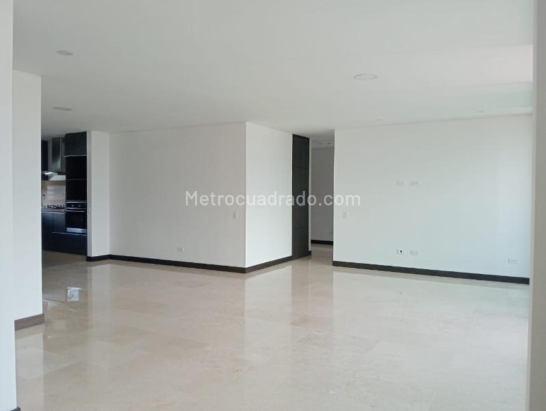 Spacious 3BR Apartment with Modern Amenities in Laureles - 4