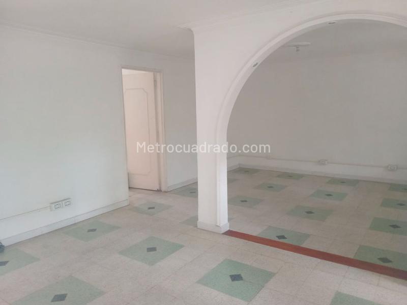 Apartamento Amplio de 4 Alcobas en Laureles - 2