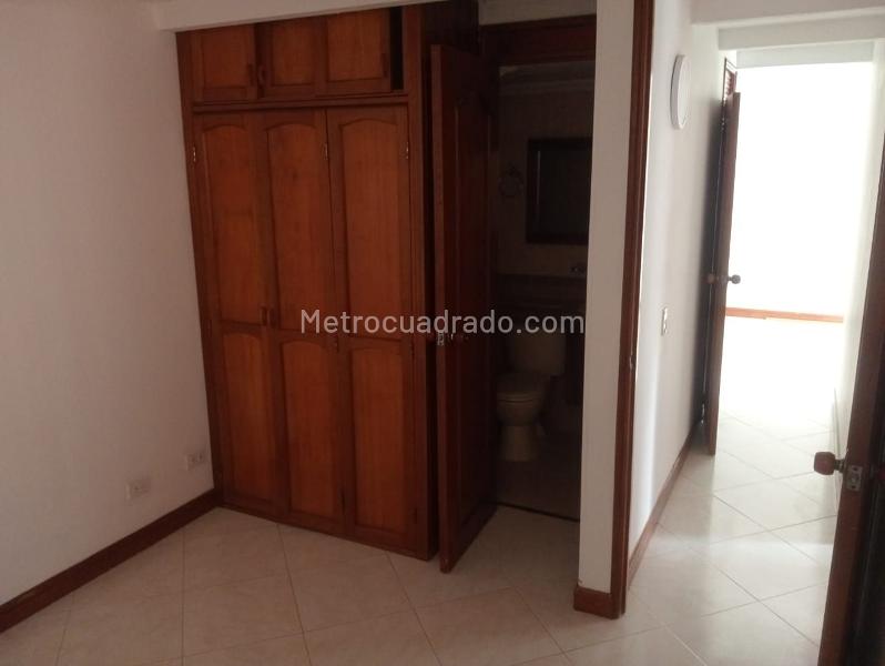 Apartamento de 3 Alcobas en Laureles con Balcón y Parqueadero - 8