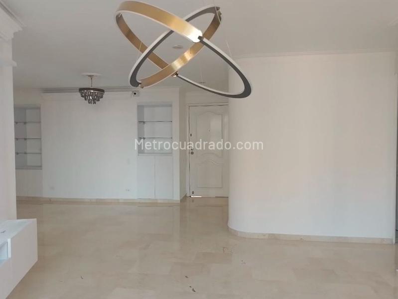 Apartamento Elegante de 4 Alcobas con Pisos en Mármol en Laureles - 2