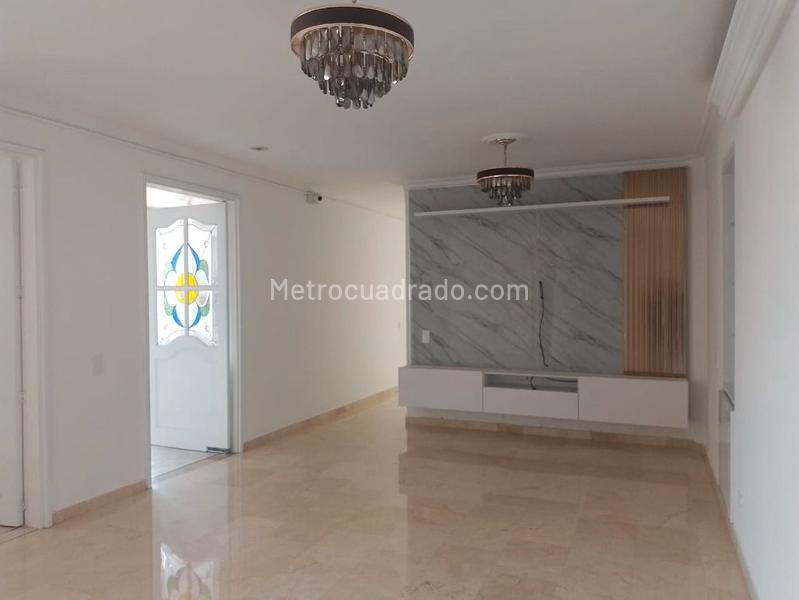 Apartamento Elegante de 4 Alcobas con Pisos en Mármol en Laureles - 3