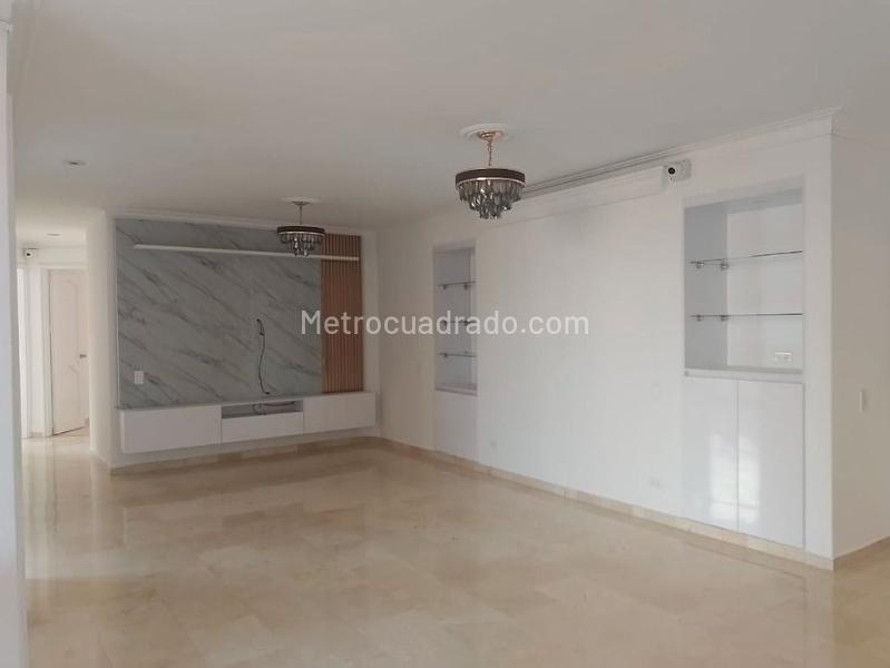 Apartamento Elegante de 4 Alcobas con Pisos en Mármol en Laureles - 4