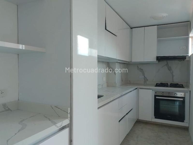 Apartamento Elegante de 4 Alcobas con Pisos en Mármol en Laureles - 5
