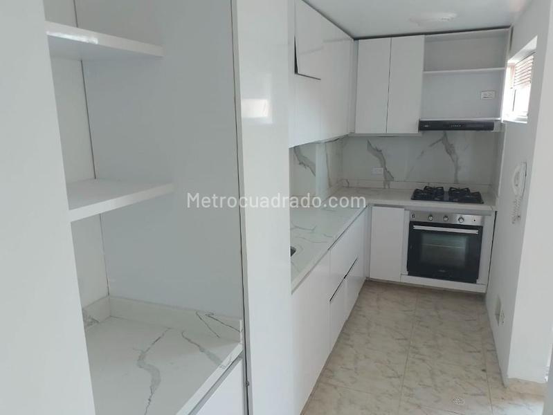 Apartamento Elegante de 4 Alcobas con Pisos en Mármol en Laureles - 6
