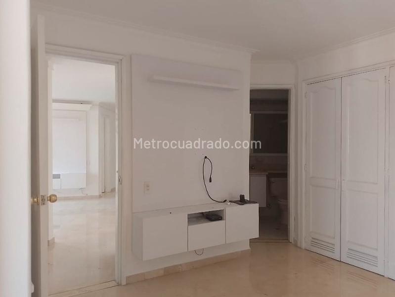 Apartamento Elegante de 4 Alcobas con Pisos en Mármol en Laureles - 8