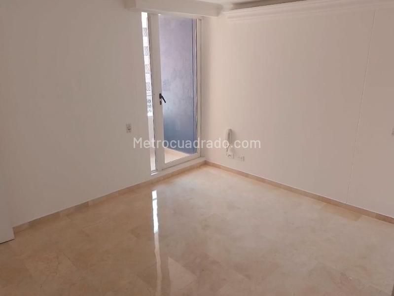 Apartamento Elegante de 4 Alcobas con Pisos en Mármol en Laureles - 9