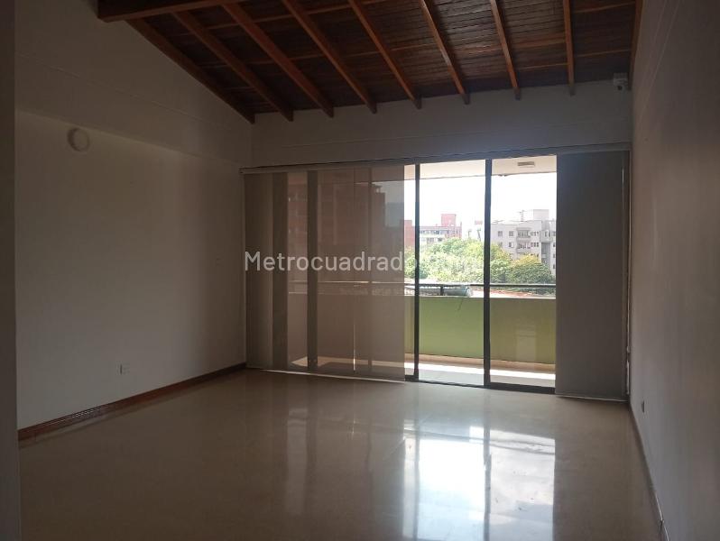 3BR Apartment with Study and Covered Parking in Laureles