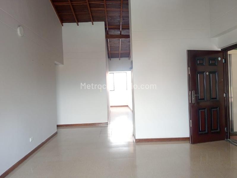 Apartamento de 3 Alcobas con Estudio y Parqueadero Cubierto en Laureles - 2
