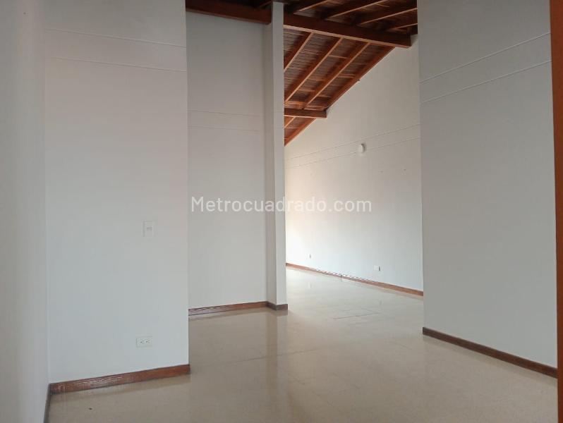 Apartamento de 3 Alcobas con Estudio y Parqueadero Cubierto en Laureles - 3