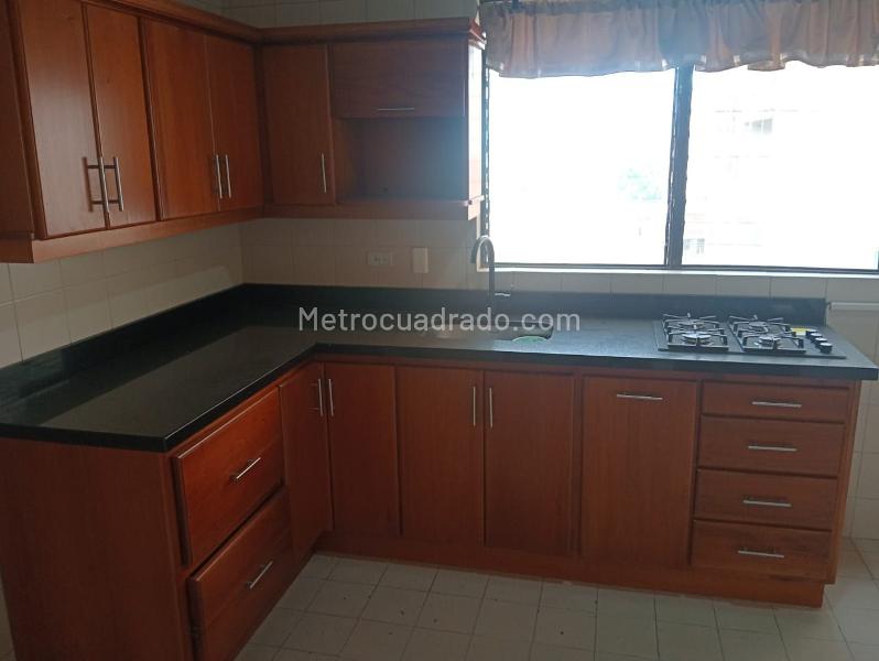 Apartamento de 3 Alcobas con Estudio y Parqueadero Cubierto en Laureles - 4