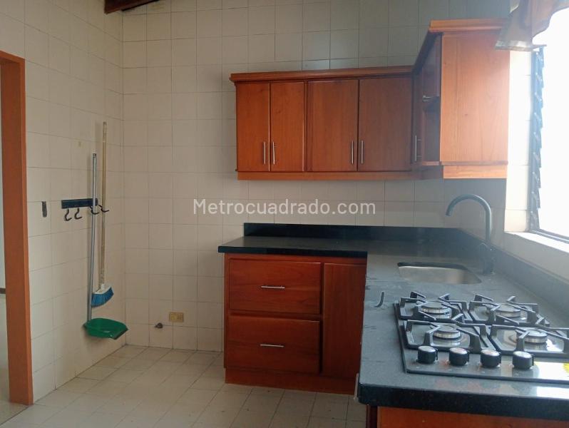 Apartamento de 3 Alcobas con Estudio y Parqueadero Cubierto en Laureles - 6