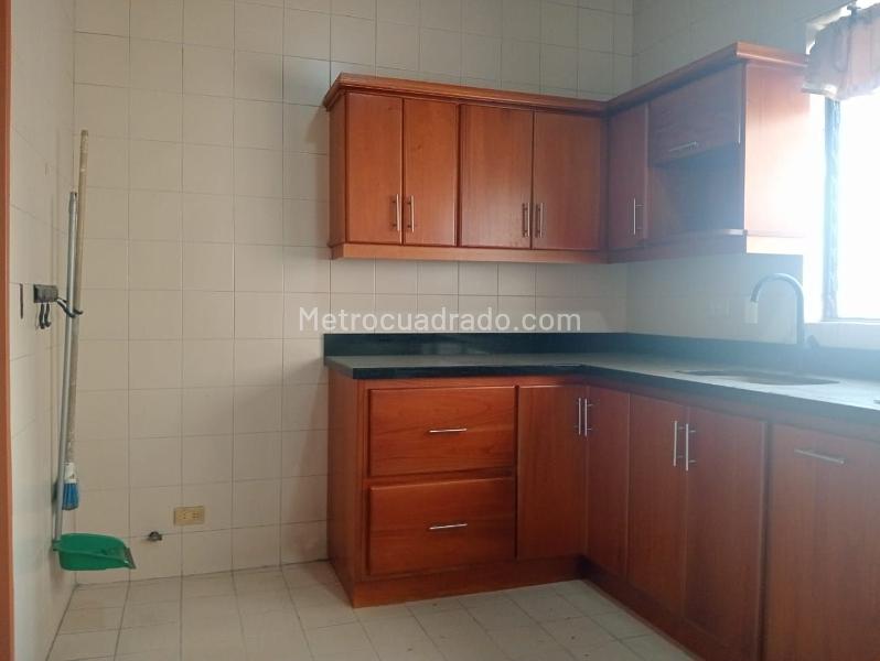 Apartamento de 3 Alcobas con Estudio y Parqueadero Cubierto en Laureles - 7