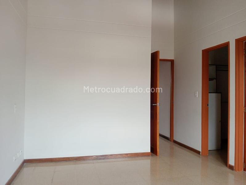 Apartamento de 3 Alcobas con Estudio y Parqueadero Cubierto en Laureles - 8