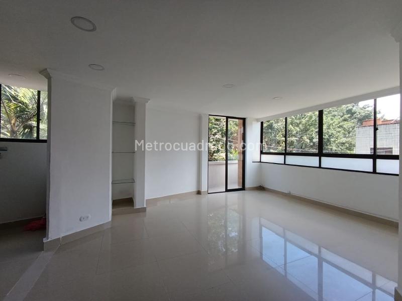 3BR Exterior Apartment Near Churches and Shops in La Amúrica - 2